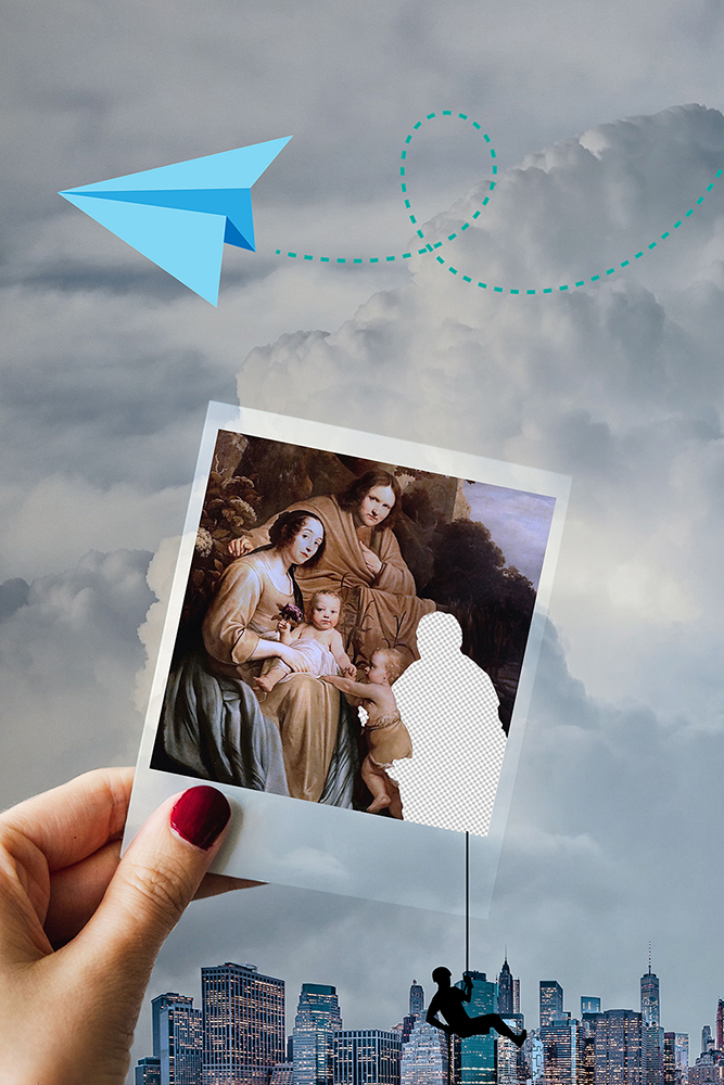 main qui tient un polaroid et ciel en fond