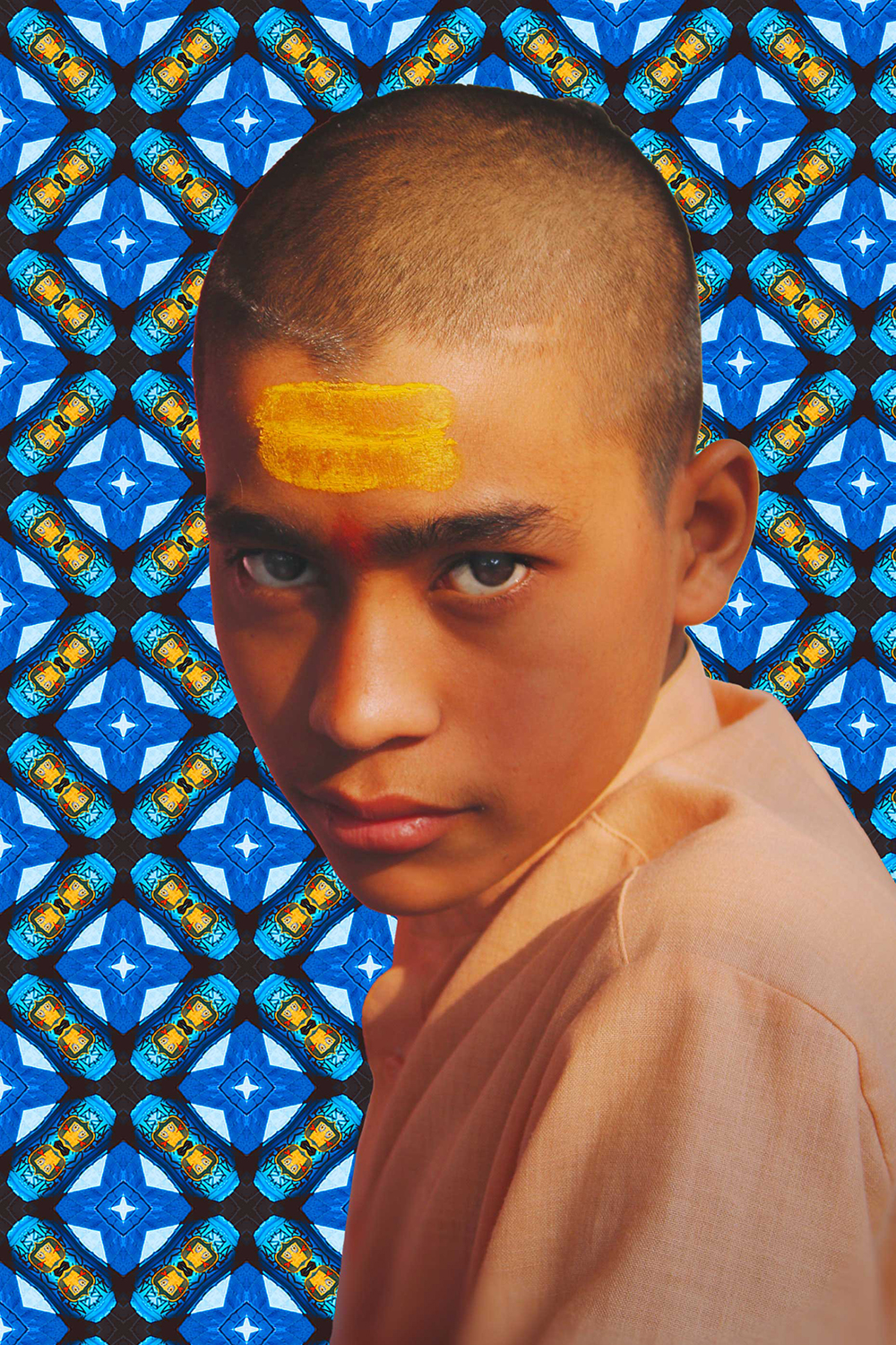 portrait avec motif en fond bleu et jaune